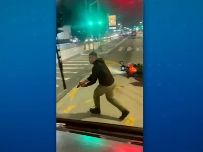 Vídeo: policial de folga flagra assalto, reage e dispara conta criminosos em SP