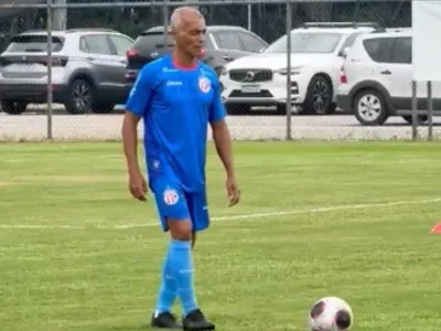 Aos 58 anos, Romário faz primeiro treino para voltar aos gramados pelo America