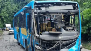 Ônibus escolar que estava em teste fica destruído após acidente em São Sebastião