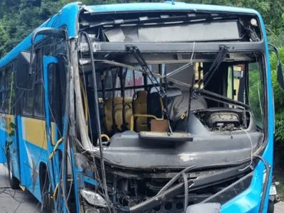 Ônibus escolar que estava em teste fica destruído após acidente em São Sebastião