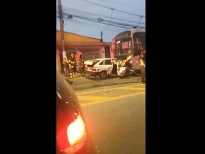 Acidente entre carro e ônibus deixa três mortos em São Paulo (SP)