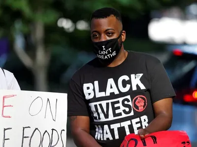 "Não consigo respirar": homem negro morre após abordagem da polícia nos EUA