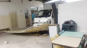Caminhão invade creche e atinge professora e criança em Cruzeiro (SP)