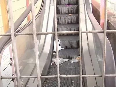De sete escadas rolantes na estação de trem em Madureira, apenas uma funciona