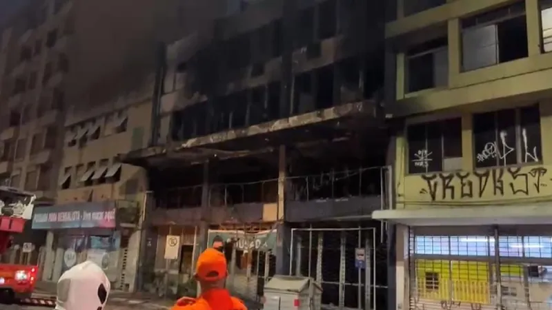 Incêndio em pousada deixa mortos em Porto Alegre (RS)