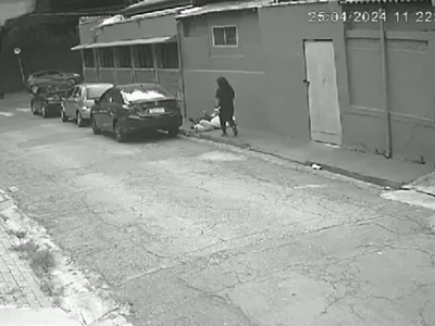 Vídeo: mulher esfaqueia morador de rua que dormia em calçada de SP