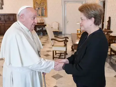 Dilma Rousseff é recebida pelo Papa Francisco no Vaticano