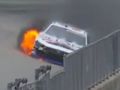 Carro pega fogo durante a etapa de Dover da Nascar Xfinity; assista