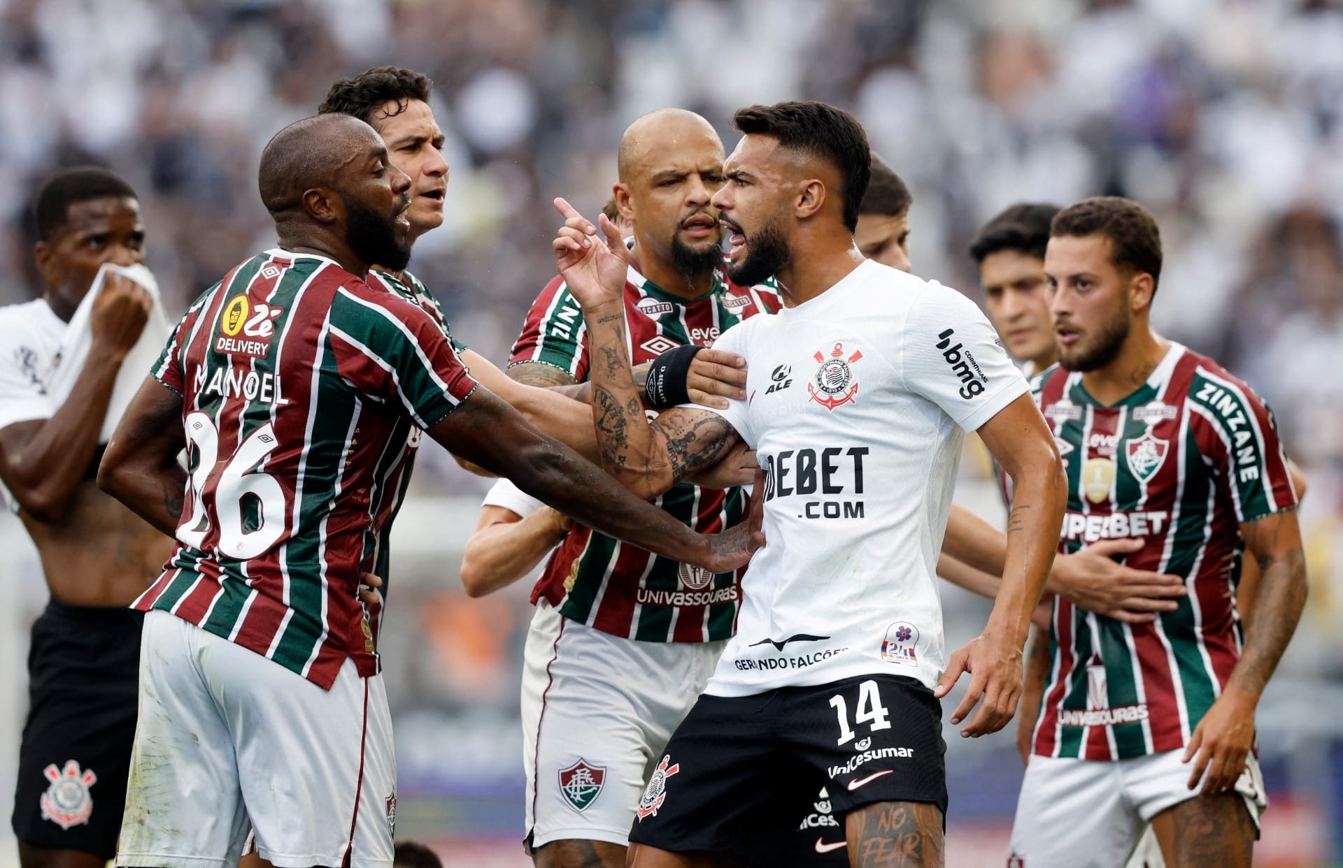 Corinthians tenta sair da crise contra o Fluminense; ouça a partida na RB