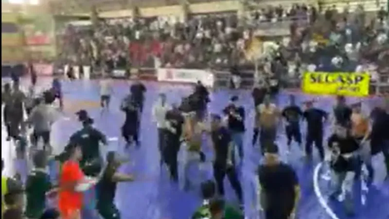 Final de futsal entre Palmeiras e Corinthians termina em briga generalizada