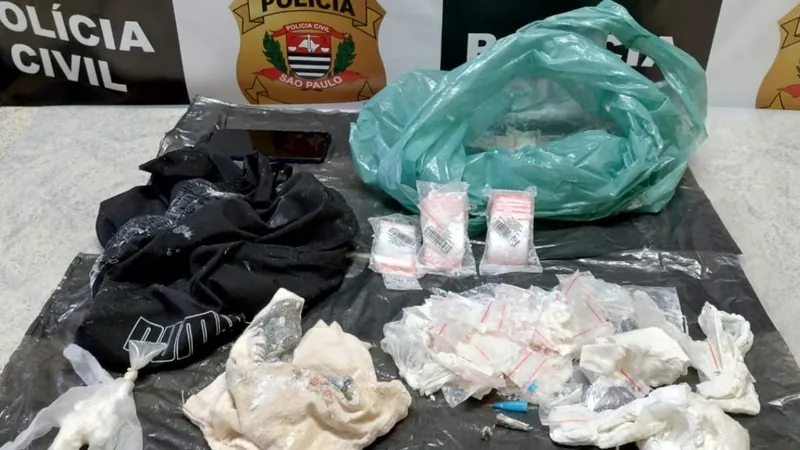 A polícia apreendeu porções de cocaína