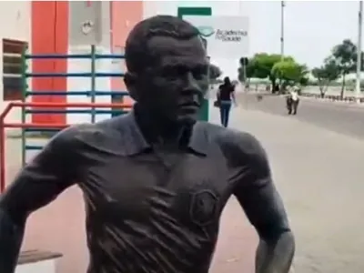 Cidade natal de Daniel Alves retira estátua em homenagem ao jogador