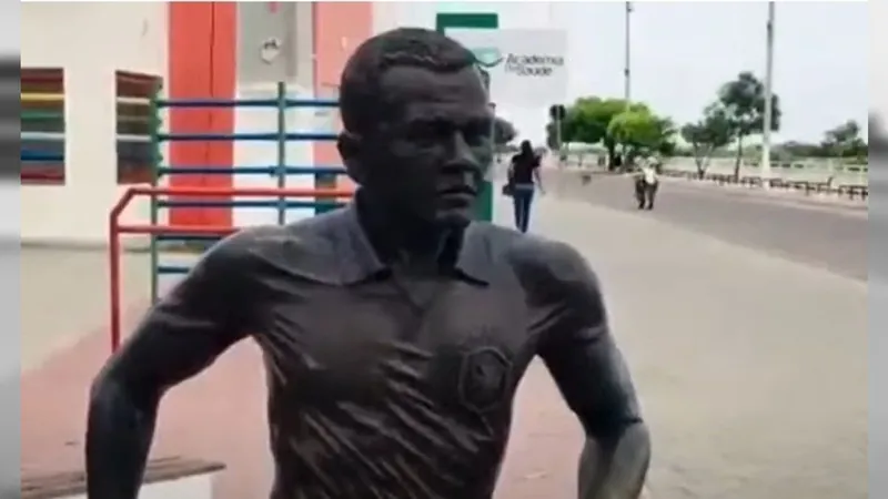 Cidade natal de Daniel Alves retira estátua do jogador