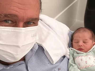 Pai de Fernanda Paes Leme fala sobre a chegada da 1ª neta: 'Quase desmaiei'