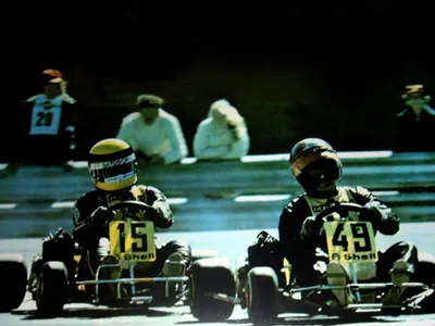 Maior rival de Senna, inglês revisita disputas em início: "Piloto por natureza"