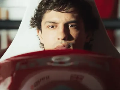 Confira as primeiras imagens da série "Senna", que estreia em 2024