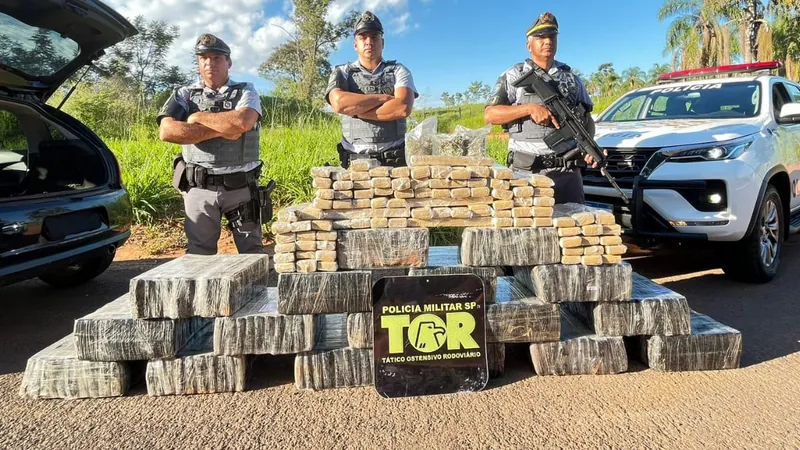 Carro é apreendido com mais de 500 Kg de maconha em Pirapozinho