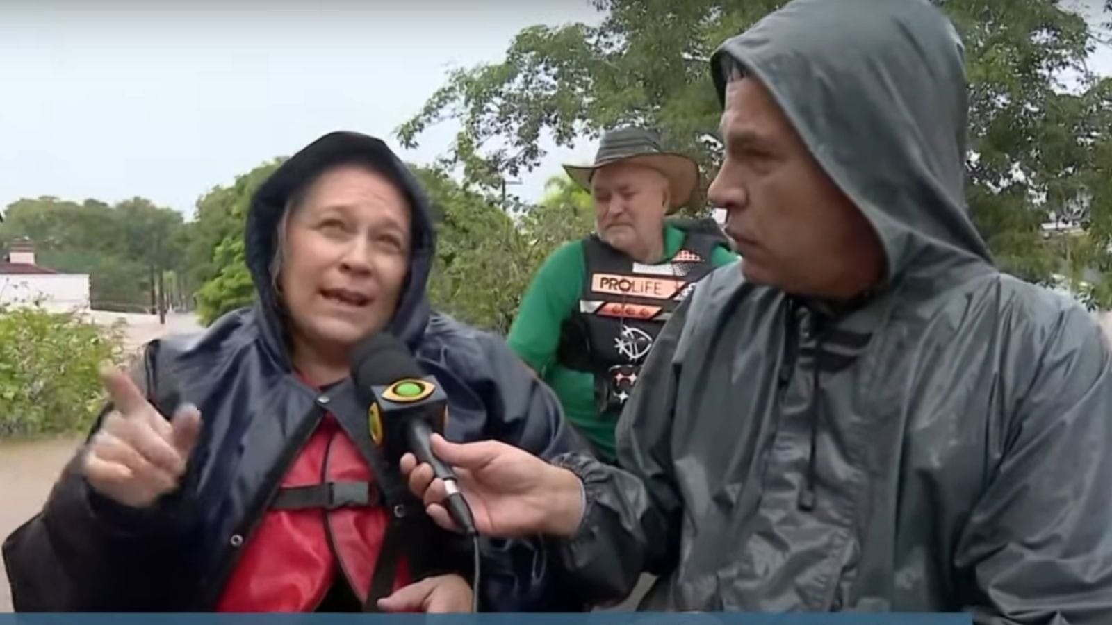 'Muita gente apavorada', diz moradora que teve casa inundada nas chuvas no RS