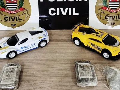 Polícia Civil encontra drogas escondidas em carrinhos de brinquedo