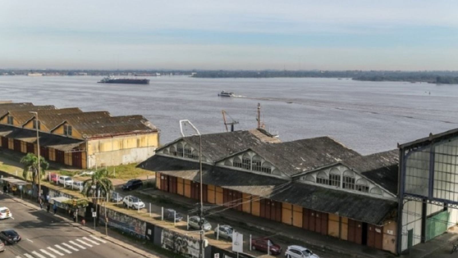 Comporta do Cais Mauá rompe e prefeitura manda esvaziar centro de Porto Alegre