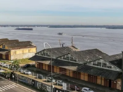 Comporta do Cais Mauá rompe e prefeitura manda esvaziar centro de Porto Alegre