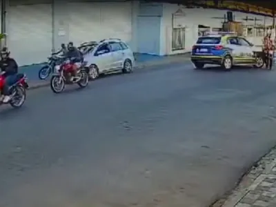 Vídeo flagra viatura da GM sendo jogada contra moto em Serra Negra