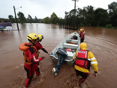 Defesa Civil alerta população do RS: "Não espere a água chegar, saia de casa"