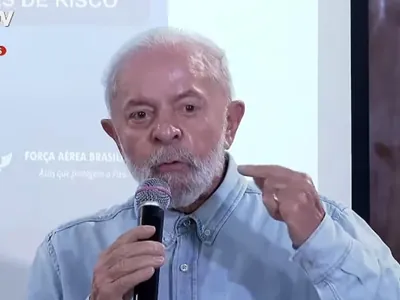 'Não vamos permitir que falte recursos ao RS', diz Lula em comitê de crise
