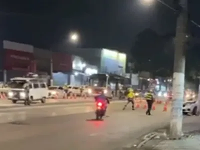 Vídeo: motociclistas furam blitz e atropelam policial militar em São Paulo