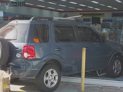 VÍDEO: Carro invade farmácia na Avenida Andrômeda em São José dos Campos