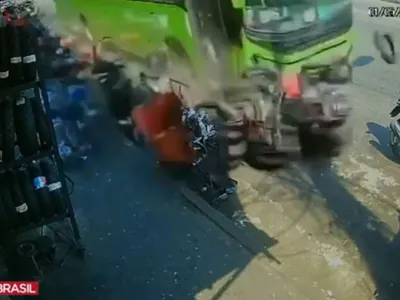 Vídeo: ônibus desgovernado arrasta motos, atropela e mata mecânico no RJ