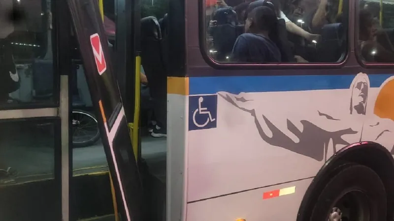 Ônibus são depredados no Rio