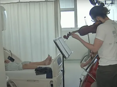 Projeto leva música clássica a hospitais para ajudar pacientes com câncer