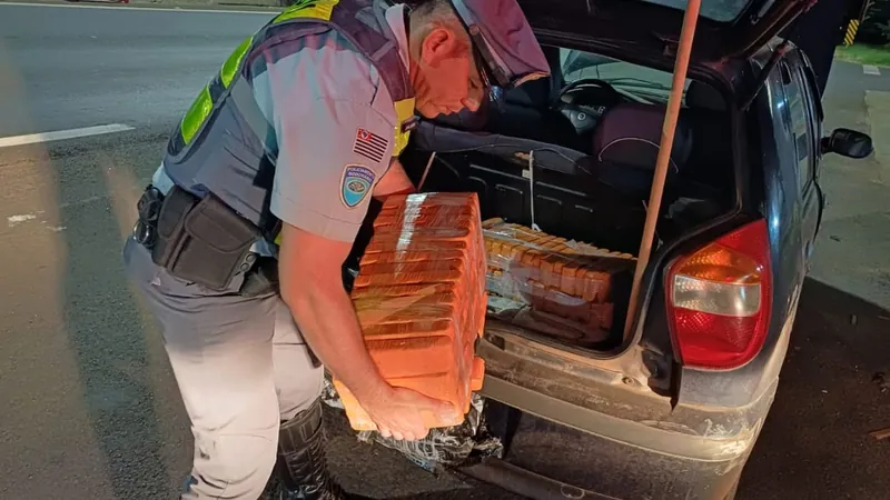 Carro é apreendido com 80 tabletes de maconha em Palmital