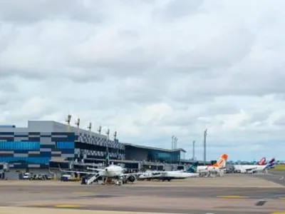 Aeroporto de Porto Alegre interrompe operações e cancela voos