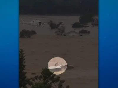 Vídeo: casa desaba e pessoas no telhado desaparecem em enchente no RS