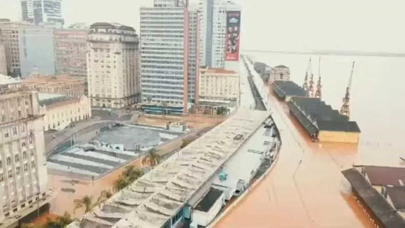 Centro histórico de Porto Alegre tomado pela água