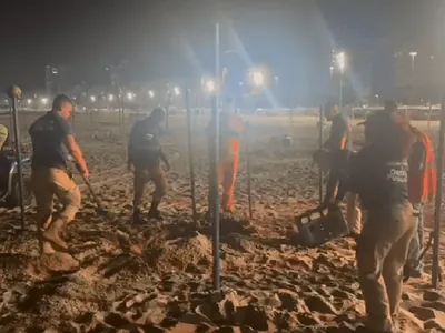 Seop encontra facas e lixo enterrado na Praia de Copacabana