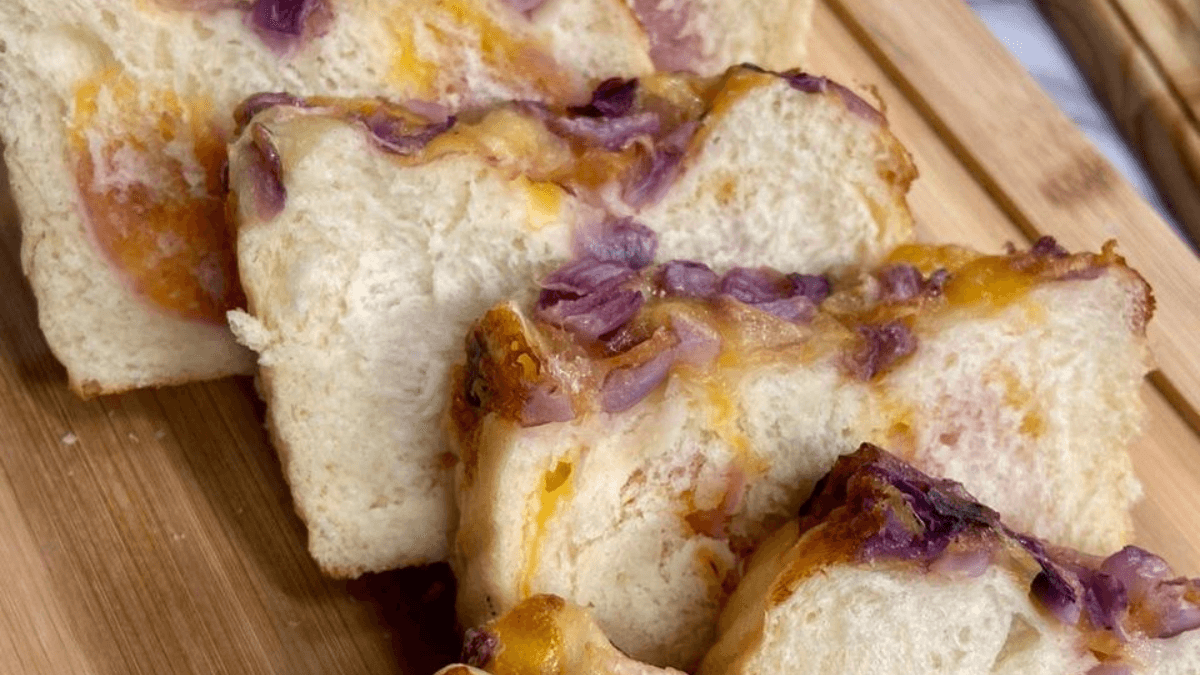 Pão de cebola recheado | Band Receitas