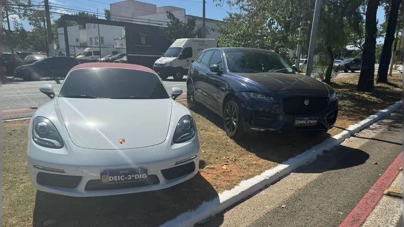 Porsche e Jaguar apreendidos 
