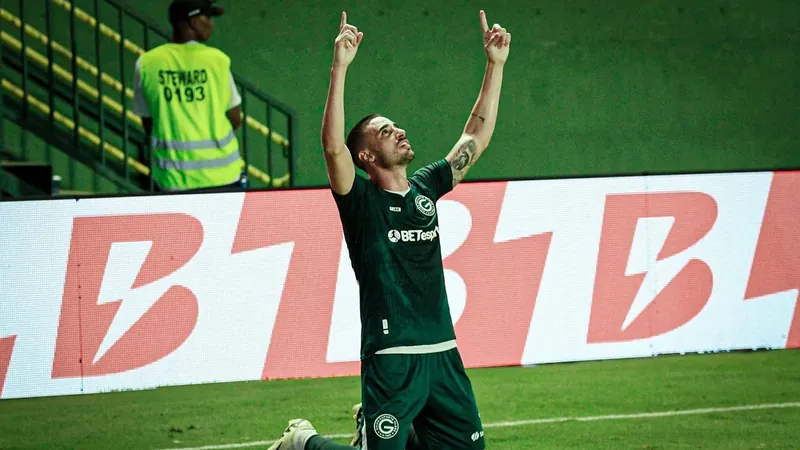 Thiago Galhardo comemora gol da vitória do Goiás contra o Cuiabá
