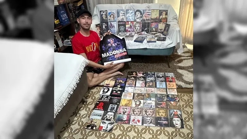 Paulo Joani com sua coleção de discos da cantora