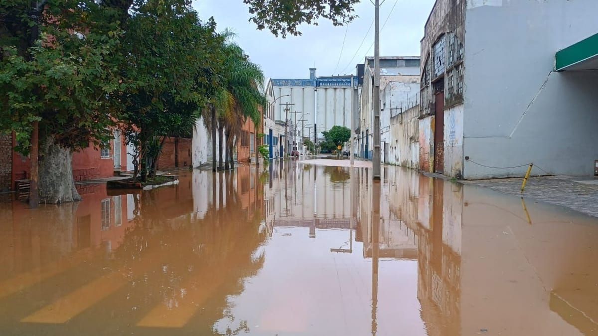 Chuva alaga Porto Alegre e nível do Guaíba passa dos 5 metros 