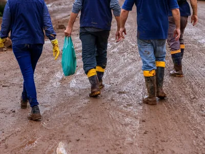 Funcionários fazem limpeza em escolas ainda fechadas por enchentes no RS