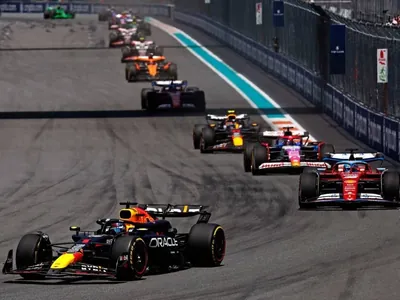 Max Verstappen vence com folga a Sprint do GP de Miami
