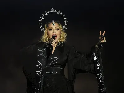 Madonna começa show na praia de Copacabana com uma hora de atraso