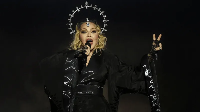 Madonna reúne cerca de 1,6 milhões de pessoas na Praia de Copacabana