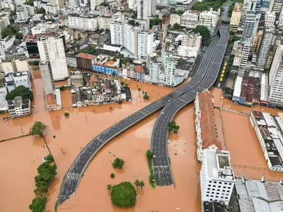 Falta água, luz, comida e combustível em Porto Alegre devido à cheia do Guaíba