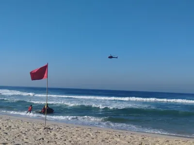 Bombeiros fazem buscas pelo adolescente que desapareceu na praia da Barra 