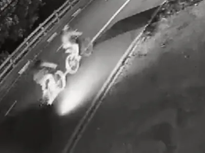 Vídeo: motorista atropela ciclistas e foge sem prestar socorro